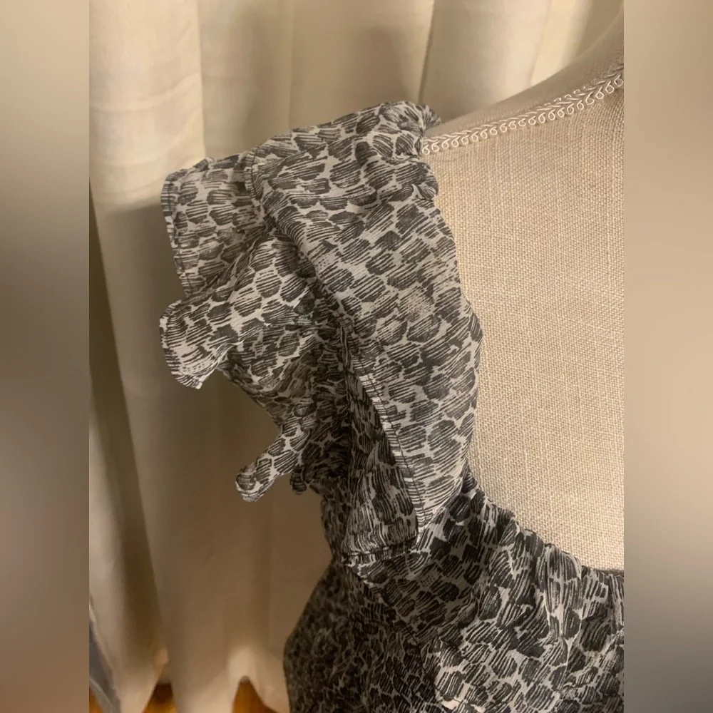 Banana Republic Ruffle Blouse - sz M - NWOT - Picture 2 of 11